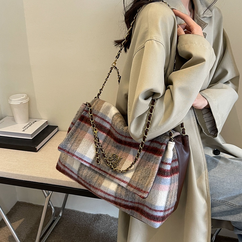 Women's Plush Plaid Classic Style Square Flip Cover Shoulder Bag display picture 20
