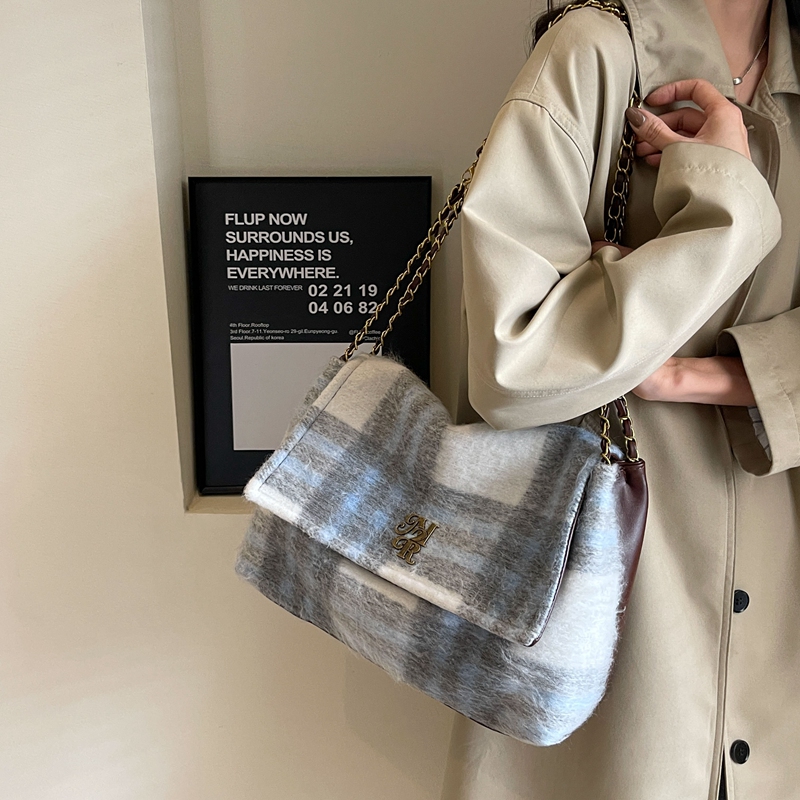 Women's Plush Plaid Classic Style Square Flip Cover Shoulder Bag display picture 16