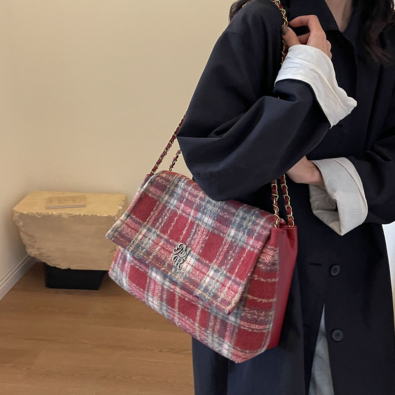 Women's Plush Plaid Classic Style Square Flip Cover Shoulder Bag display picture 12