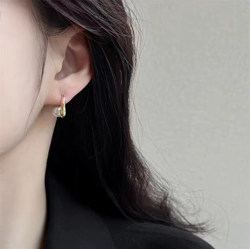 1 Pair Elegant Simple Style Classic Style Round Plating Inlay Alloy Artificial Pearls Gold Plated Ear Studs display picture 2