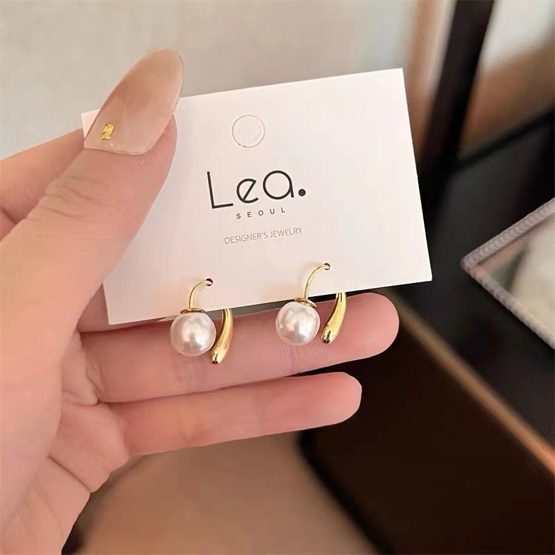 1 Pair Elegant Simple Style Classic Style Round Plating Inlay Alloy Artificial Pearls Gold Plated Ear Studs display picture 1