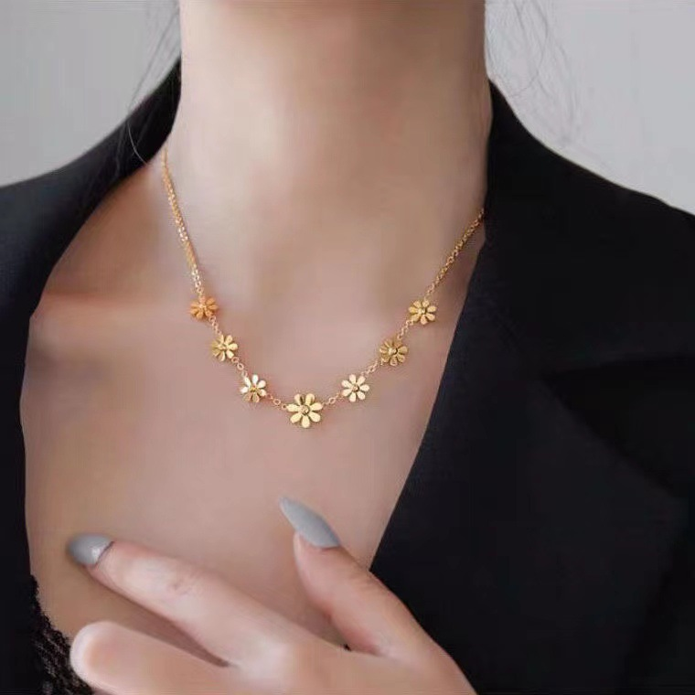 Titan Stahl 18 Karat Vergoldet Süss Einfacher Stil Gänseblümchen Armbänder Ohrringe Halskette display picture 2