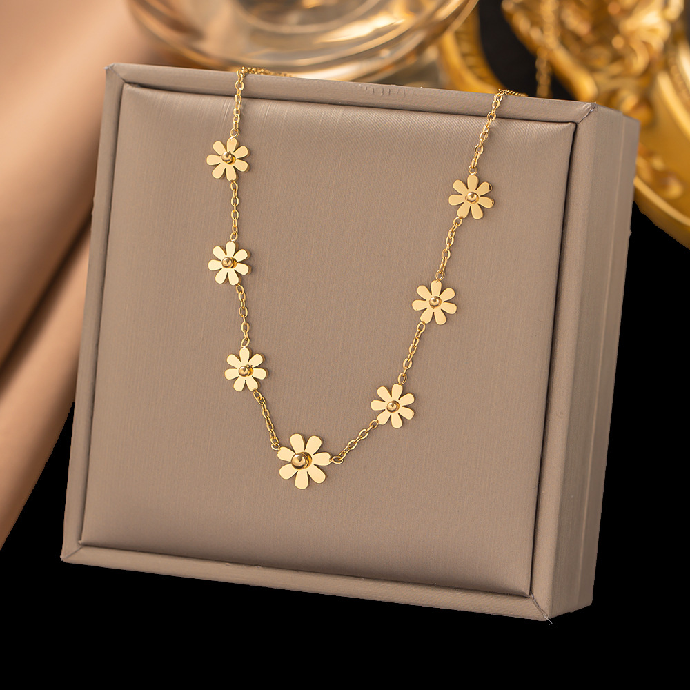 Titan Stahl 18 Karat Vergoldet Süss Einfacher Stil Gänseblümchen Armbänder Ohrringe Halskette display picture 4