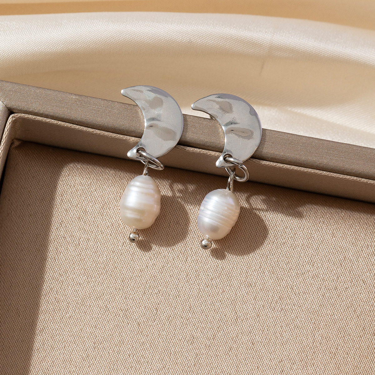 1 Pair Ig Style Vintage Style Korean Style Moon Pearl Stainless Steel Drop Earrings display picture 9