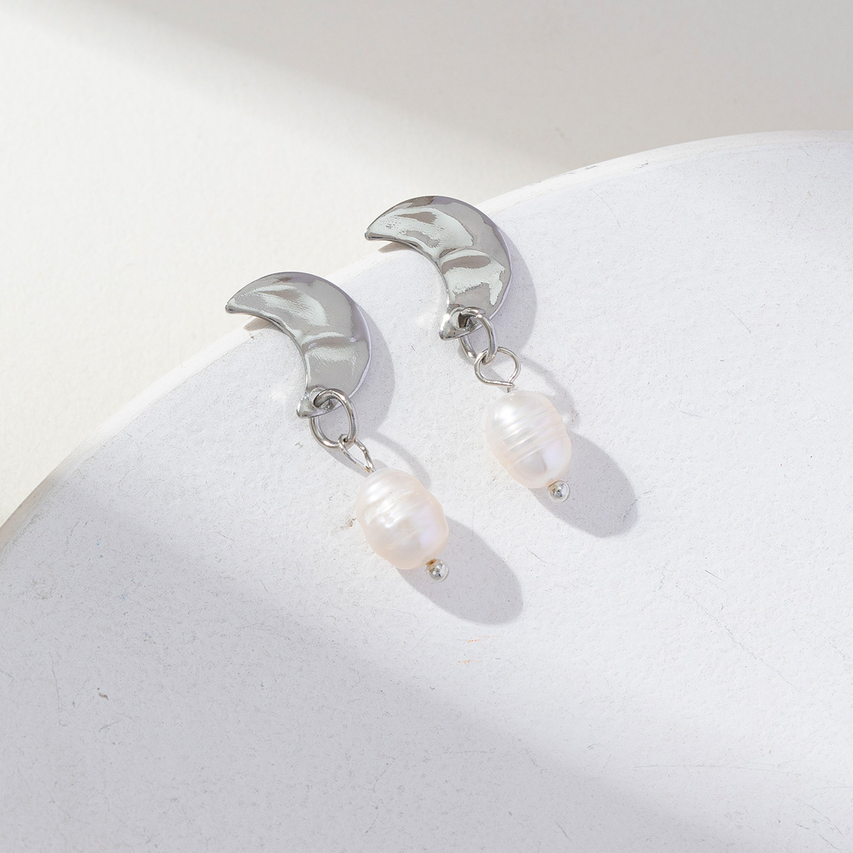 1 Pair Ig Style Vintage Style Korean Style Moon Pearl Stainless Steel Drop Earrings display picture 7