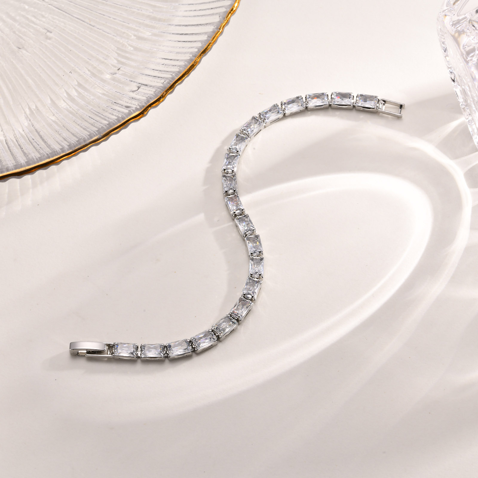 Le Cuivre Plaqué Or Style Simple Brillant Placage Incruster Rectangle Zircon Bracelets display picture 10
