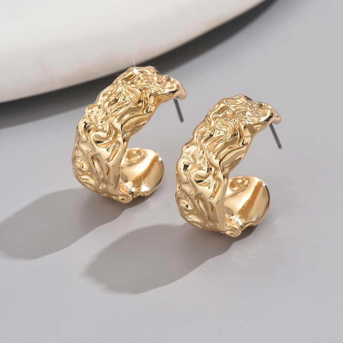1 Pair Elegant Sweet C Shape Rose Butterfly Hollow Out Alloy Iron Ear Studs display picture 4