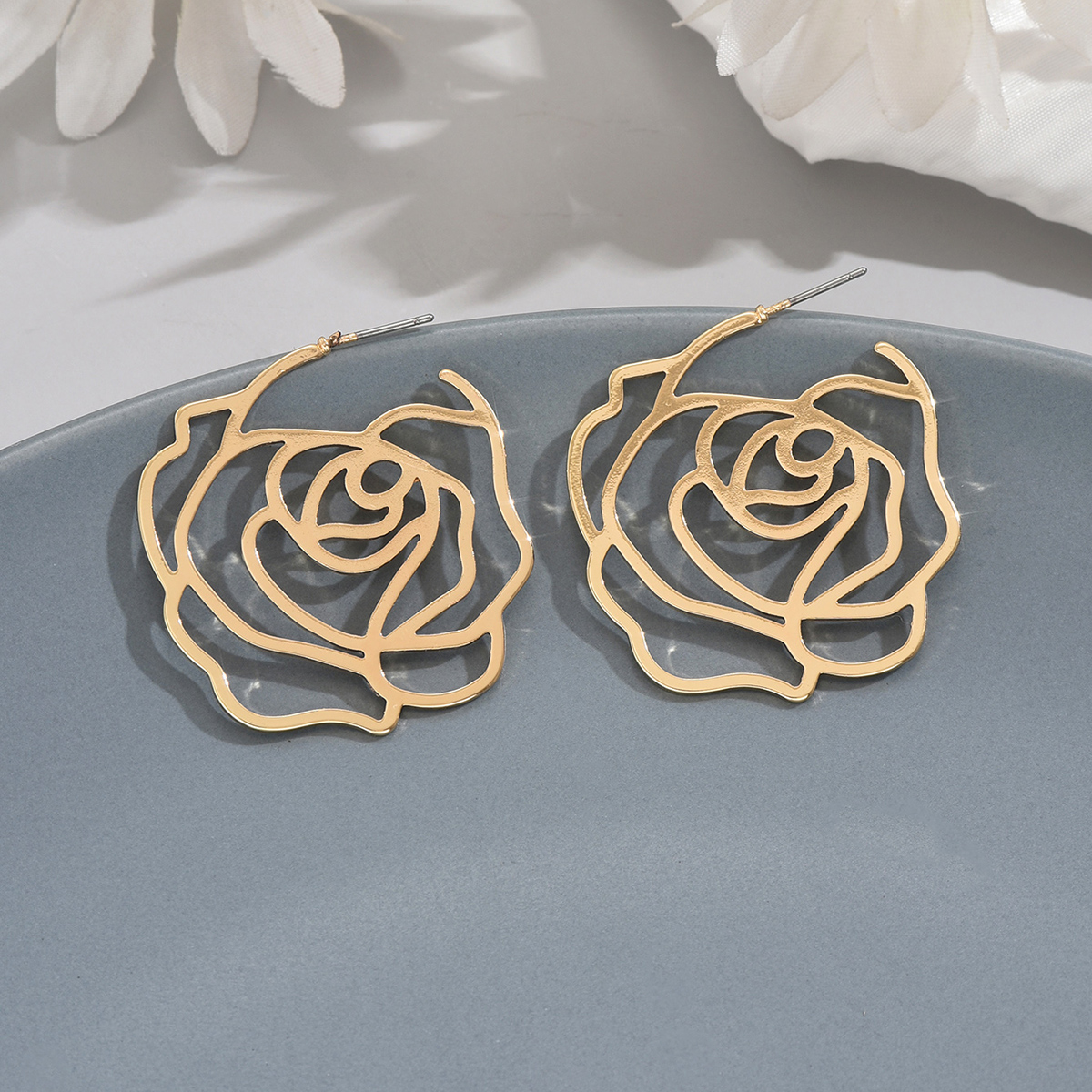 1 Pair Elegant Sweet C Shape Rose Butterfly Hollow Out Alloy Iron Ear Studs display picture 7
