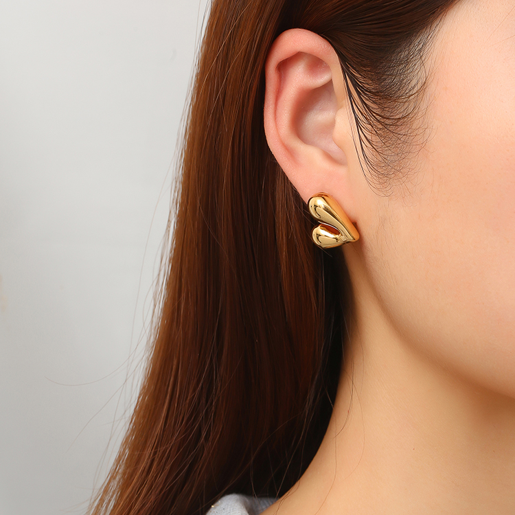 1 Pair Simple Style Heart Shape Plating Titanium Steel 18k Gold Plated Ear Studs display picture 3