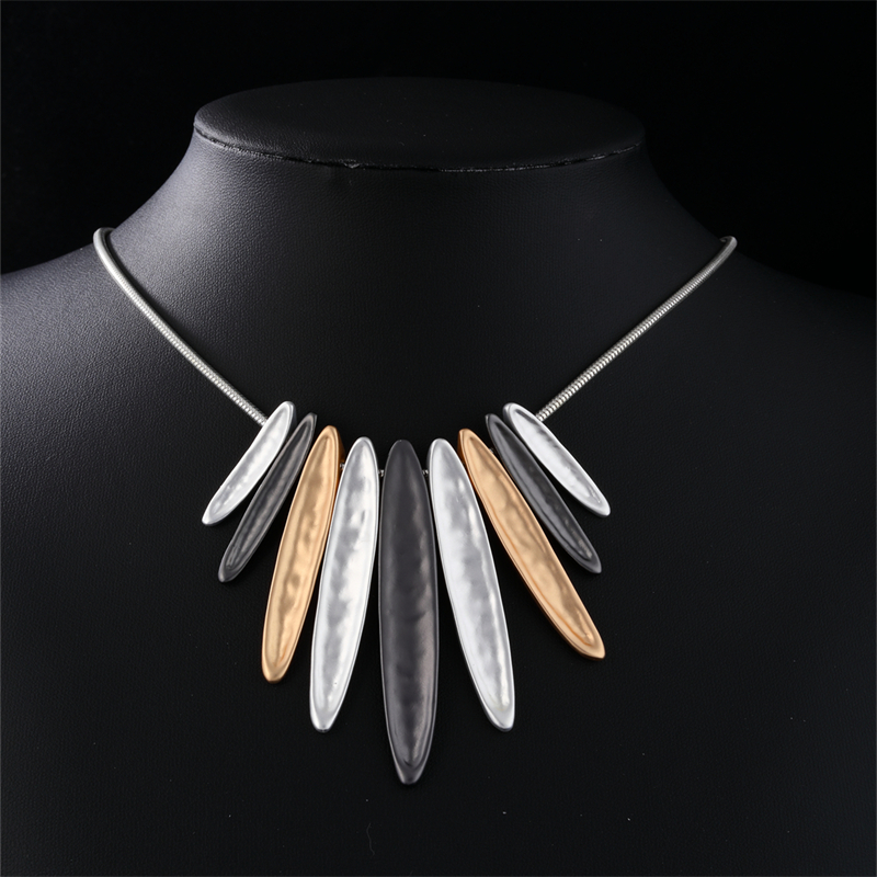 Elegant Exaggerated Geometric 304 Stainless Steel Zinc Alloy Plating K Gold Plated Rhodium Plated Women's Necklace display picture 5