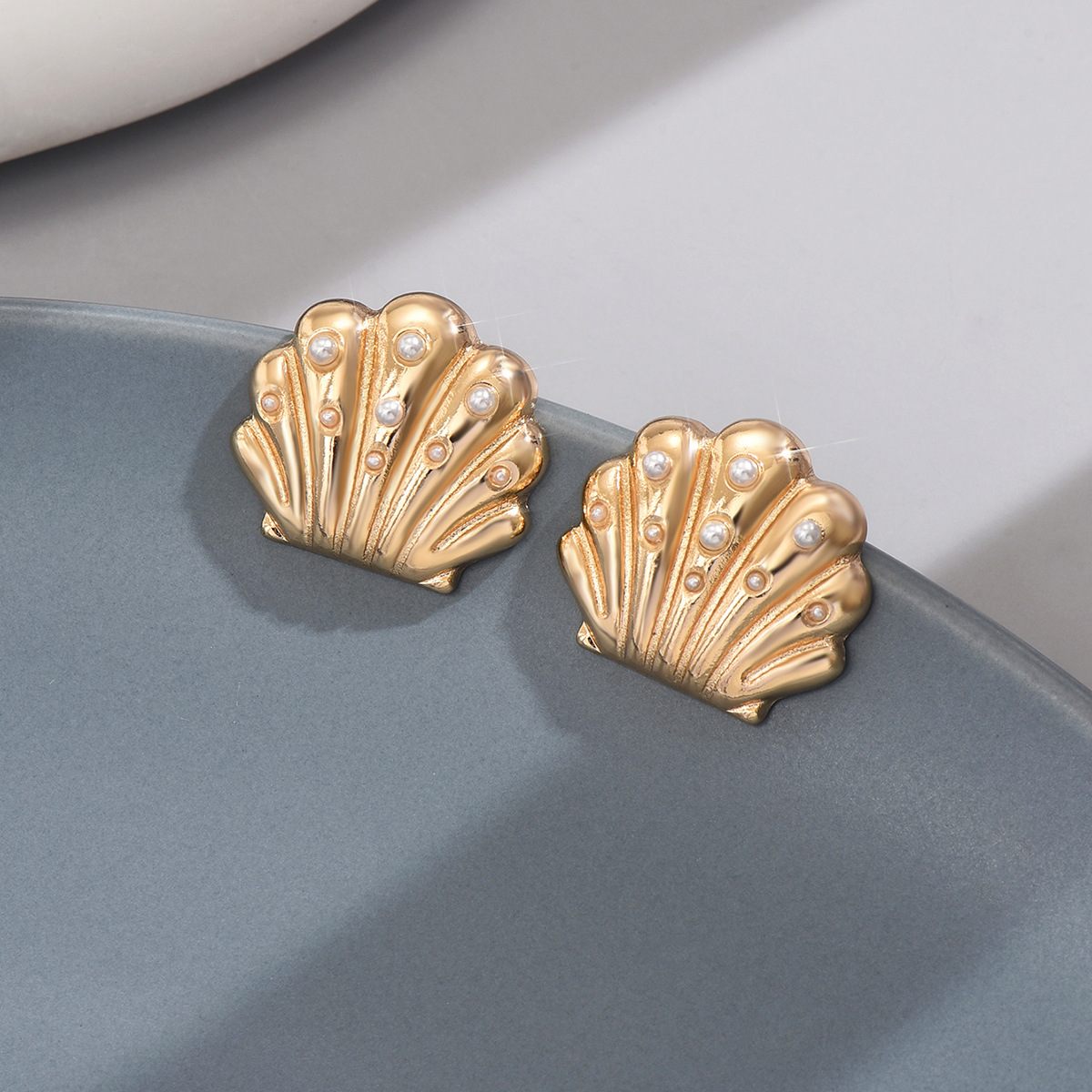 1 Pair Elegant Cute Heart Shape Shell Alloy Iron Ear Studs display picture 5