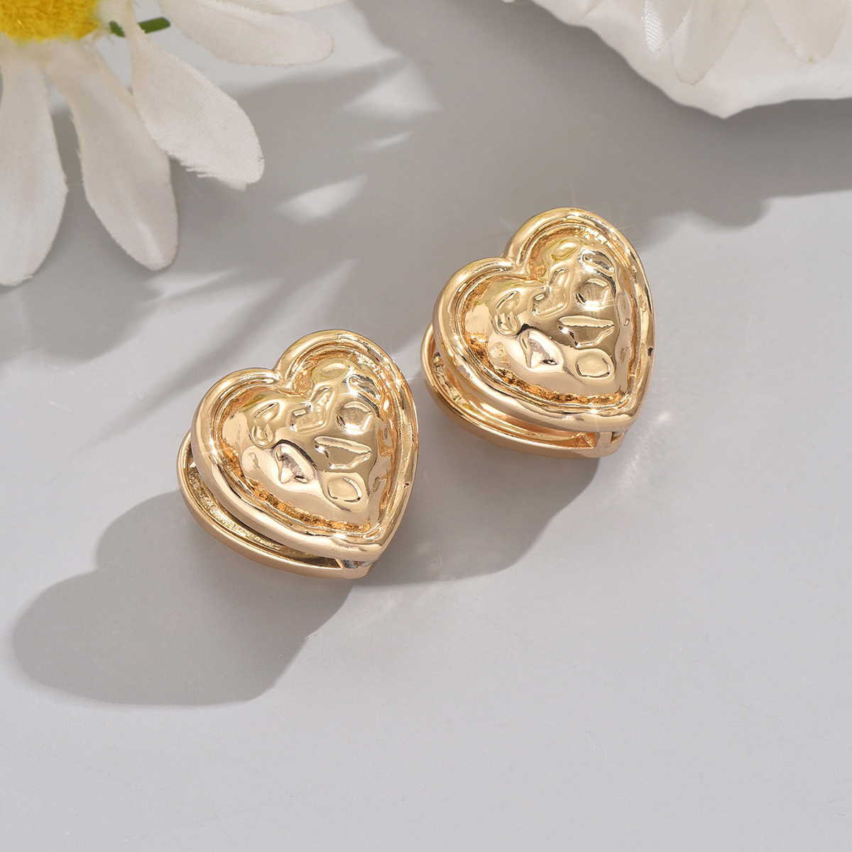 1 Pair Elegant Cute Heart Shape Shell Alloy Iron Ear Studs display picture 3