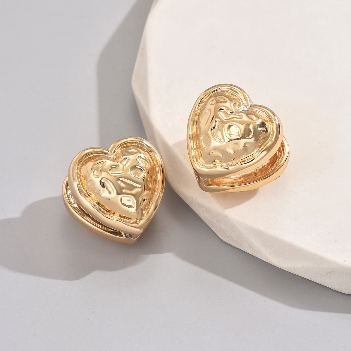 1 Pair Elegant Cute Heart Shape Shell Alloy Iron Ear Studs display picture 4
