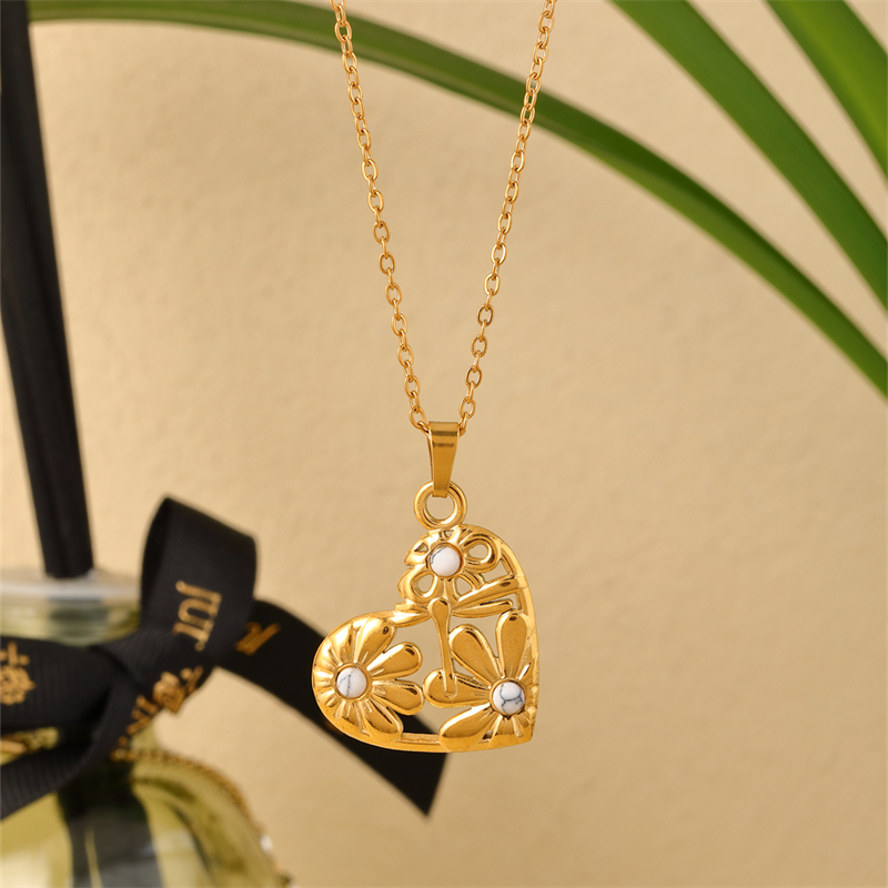 304 Stainless Steel K Gold Plated IG Style Simple Style Plating Inlay Heart Shape Turquoise Necklace Pendant display picture 2