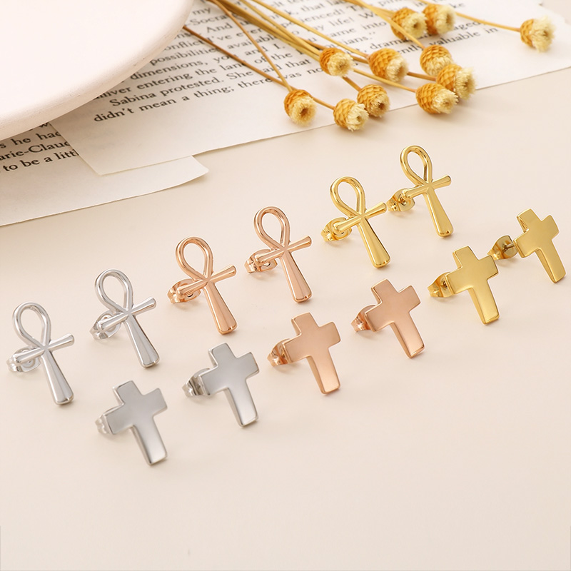 1 Pair Simple Style Cross Heart Shape Plating Titanium Steel 18K Gold Plated Ear Studs display picture 1
