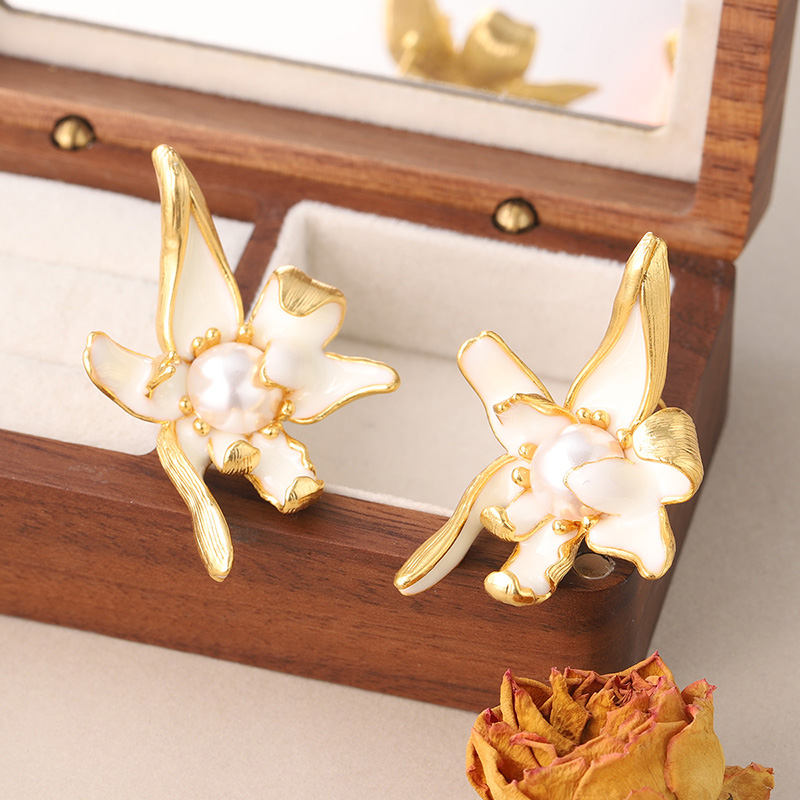 1 Par Estilo Vintage Flor Esmalte Enchapado Embutido Cobre Perla Oro Antiguo Medio 18k Pendientes display picture 3