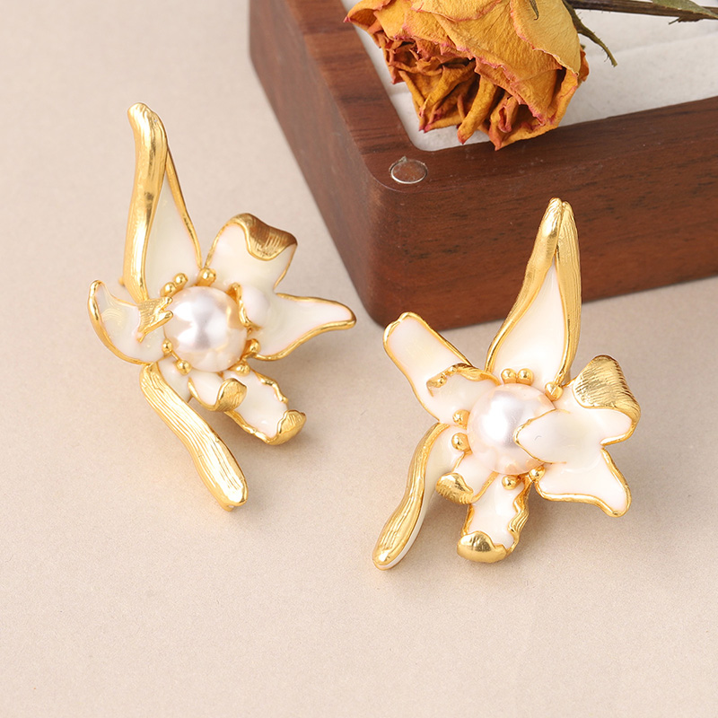 1 Par Estilo Vintage Flor Esmalte Enchapado Embutido Cobre Perla Oro Antiguo Medio 18k Pendientes display picture 4