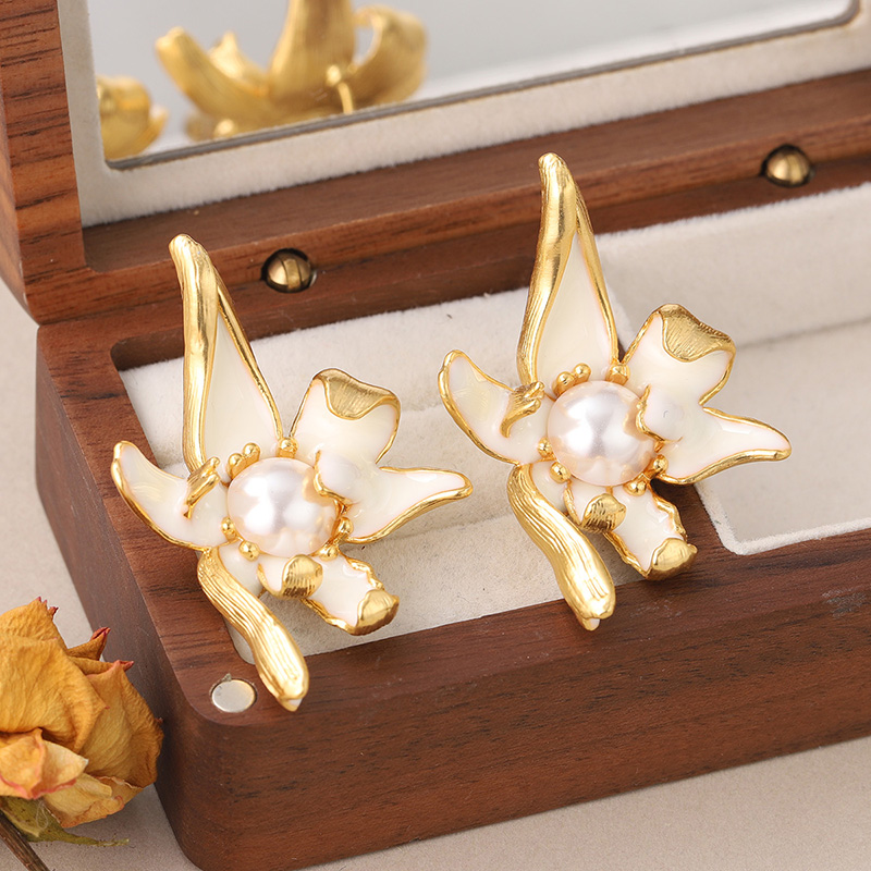 1 Par Estilo Vintage Flor Esmalte Enchapado Embutido Cobre Perla Oro Antiguo Medio 18k Pendientes display picture 5