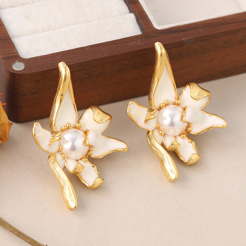 1 Pair Vintage Style Flower Enamel Plating Inlay Copper Pearl 18k Middle Ancient Gold Ear Studs display picture 6