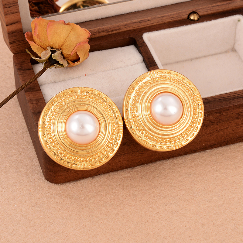 1 Pair Elegant French Style Round Copper Pearl 18k Gold Plated Ear Studs display picture 4