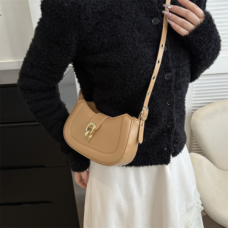 Women's Pu Leather Solid Color Vintage Style Semicircle Lock Clasp Shoulder Bag display picture 1