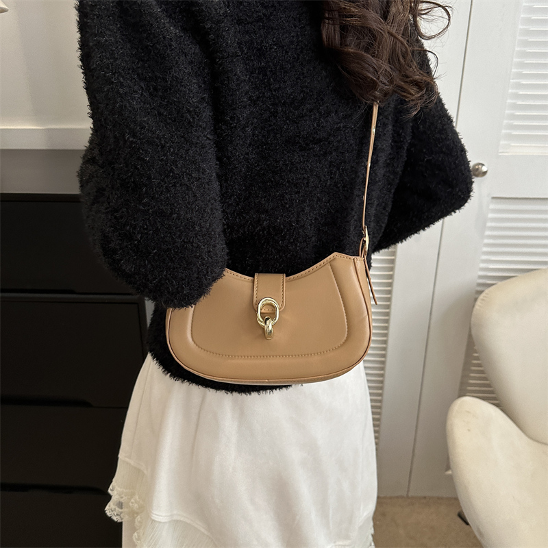 Women's Pu Leather Solid Color Vintage Style Semicircle Lock Clasp Shoulder Bag display picture 4