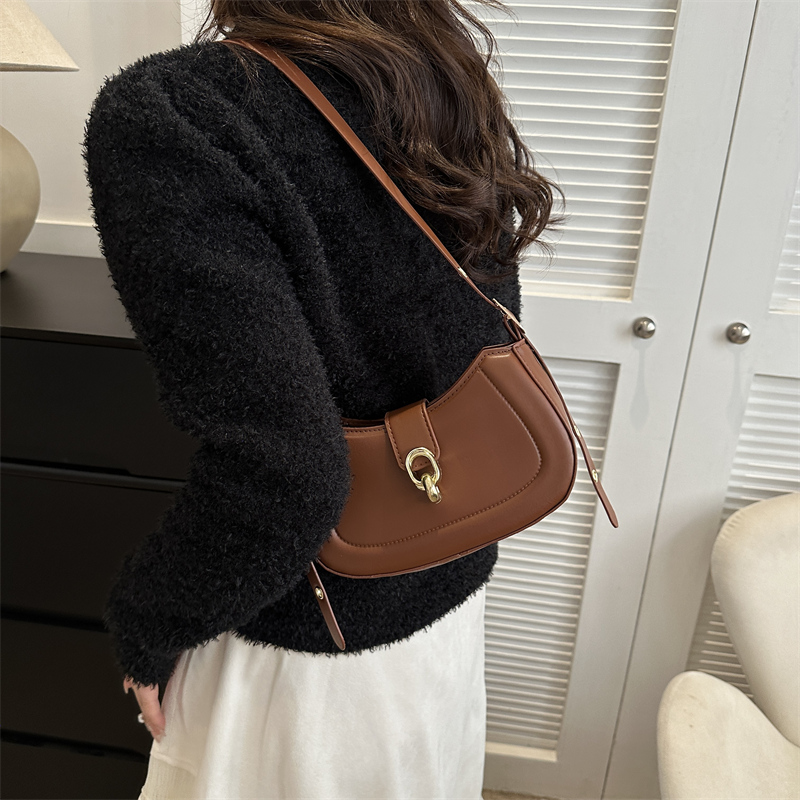 Women's Pu Leather Solid Color Vintage Style Semicircle Lock Clasp Shoulder Bag display picture 5