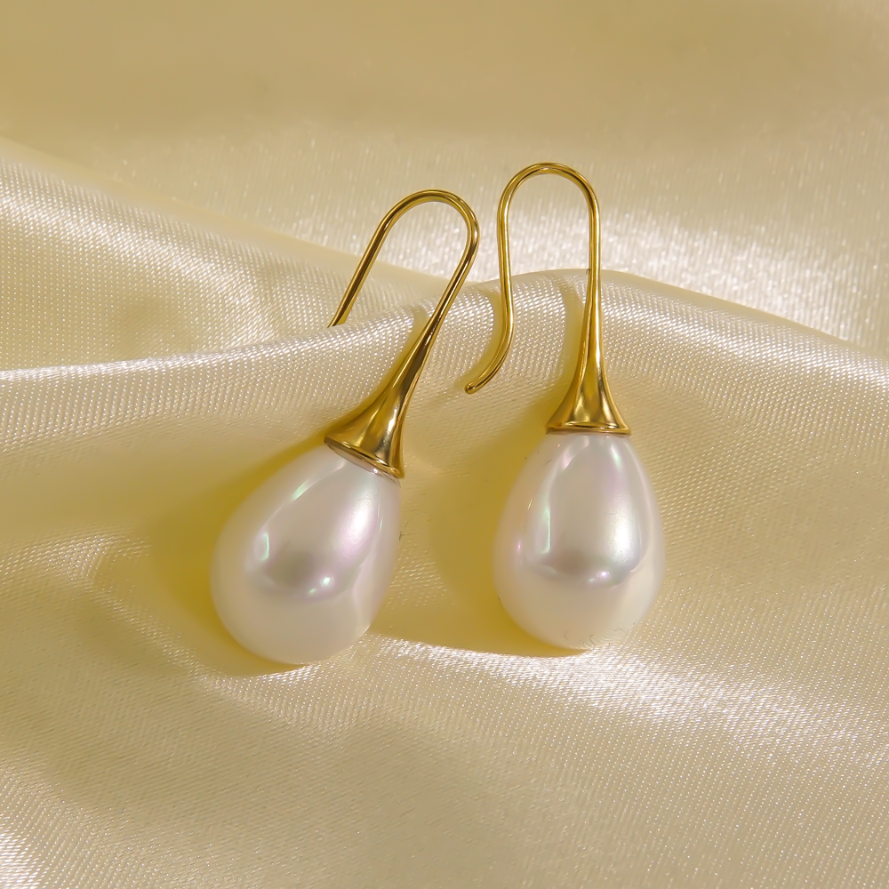 1 Pair Elegant Simple Style Solid Color Plating Inlay 304 Stainless Steel Freshwater Pearl Pearl 14K Gold Plated Drop Earrings display picture 3
