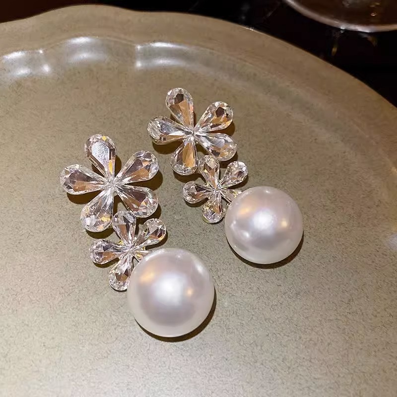 1 Pair Sweet Flower Inlay Alloy Artificial Pearls Rhinestones Drop Earrings display picture 9