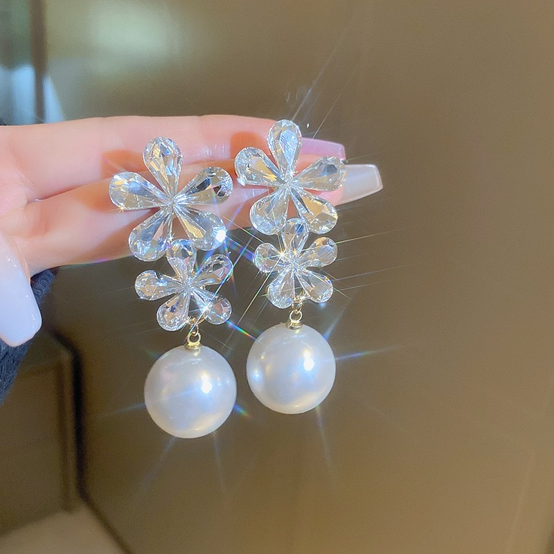 1 Pair Sweet Flower Inlay Alloy Artificial Pearls Rhinestones Drop Earrings display picture 2