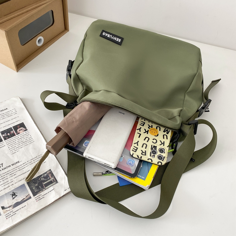Unisex Nylon Solid Color Basic Square Zipper Shoulder Bag Underarm Bag display picture 17