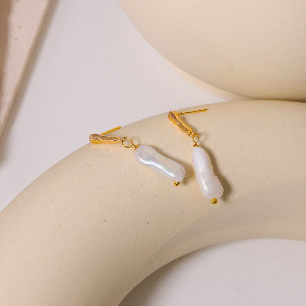 1 Pair Simple Style Geometric Freshwater Pearl Metal 18k Gold Plated Drop Earrings display picture 2