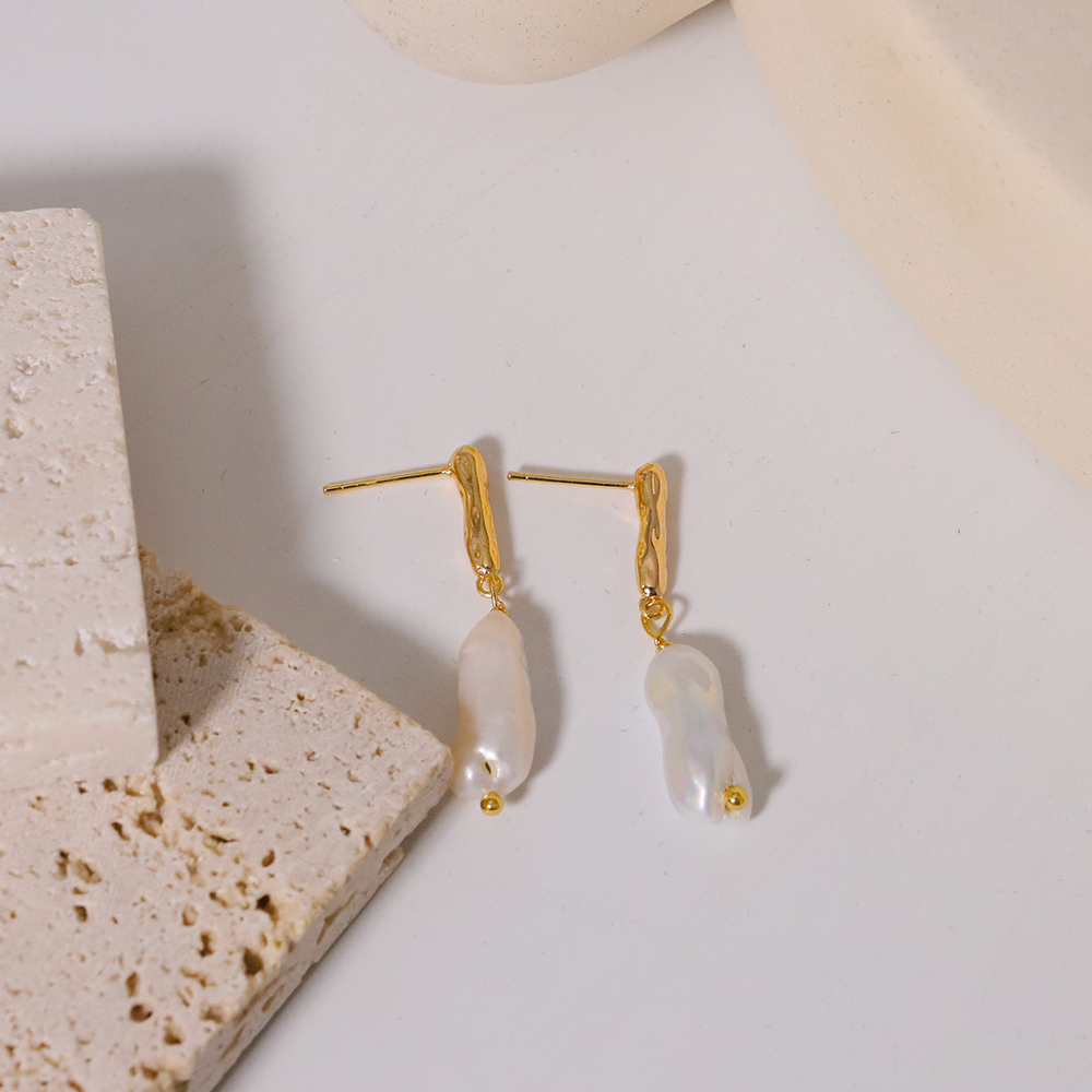1 Pair Simple Style Geometric Freshwater Pearl Metal 18k Gold Plated Drop Earrings display picture 3