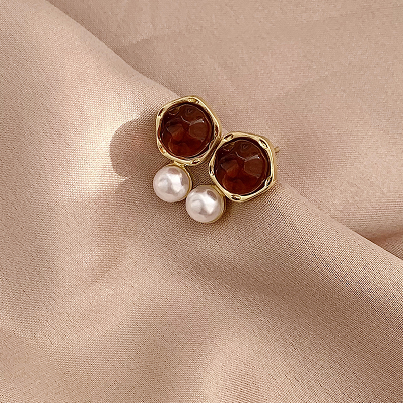 1 Pair Vintage Style Simple Style Round Pearl Plating Inlay Alloy Resin Gold Plated Drop Earrings display picture 5