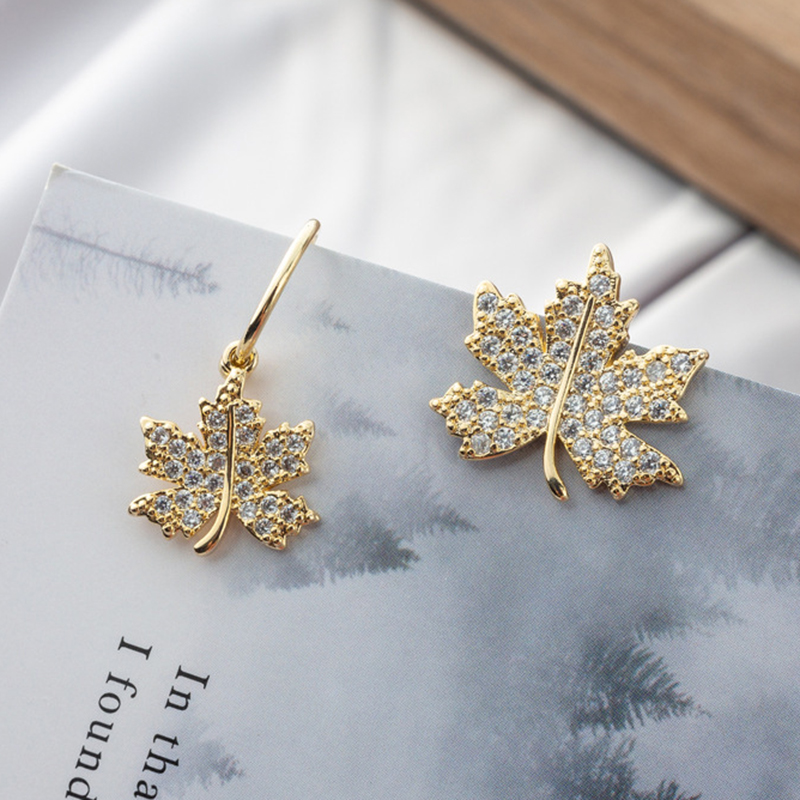 1 Paire Style Simple Brillant Feuille D'érable Forme De Cœur Papillon Placage Évider Incruster Alliage Strass Perle Plaqué Or 14k Boucles D'oreilles display picture 4