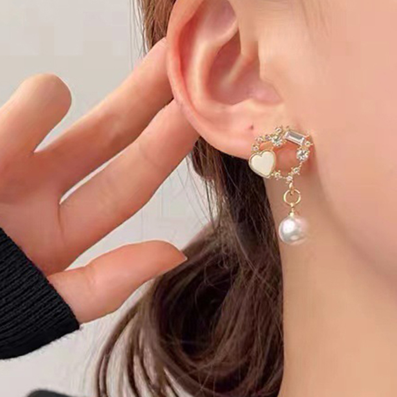 1 Paire Style Simple Brillant Feuille D'érable Forme De Cœur Papillon Placage Évider Incruster Alliage Strass Perle Plaqué Or 14k Boucles D'oreilles display picture 18