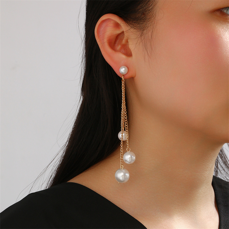 1 Pair Casual Romantic Round Three-dimensional Artificial Pearl Alloy Drop Earrings display picture 1