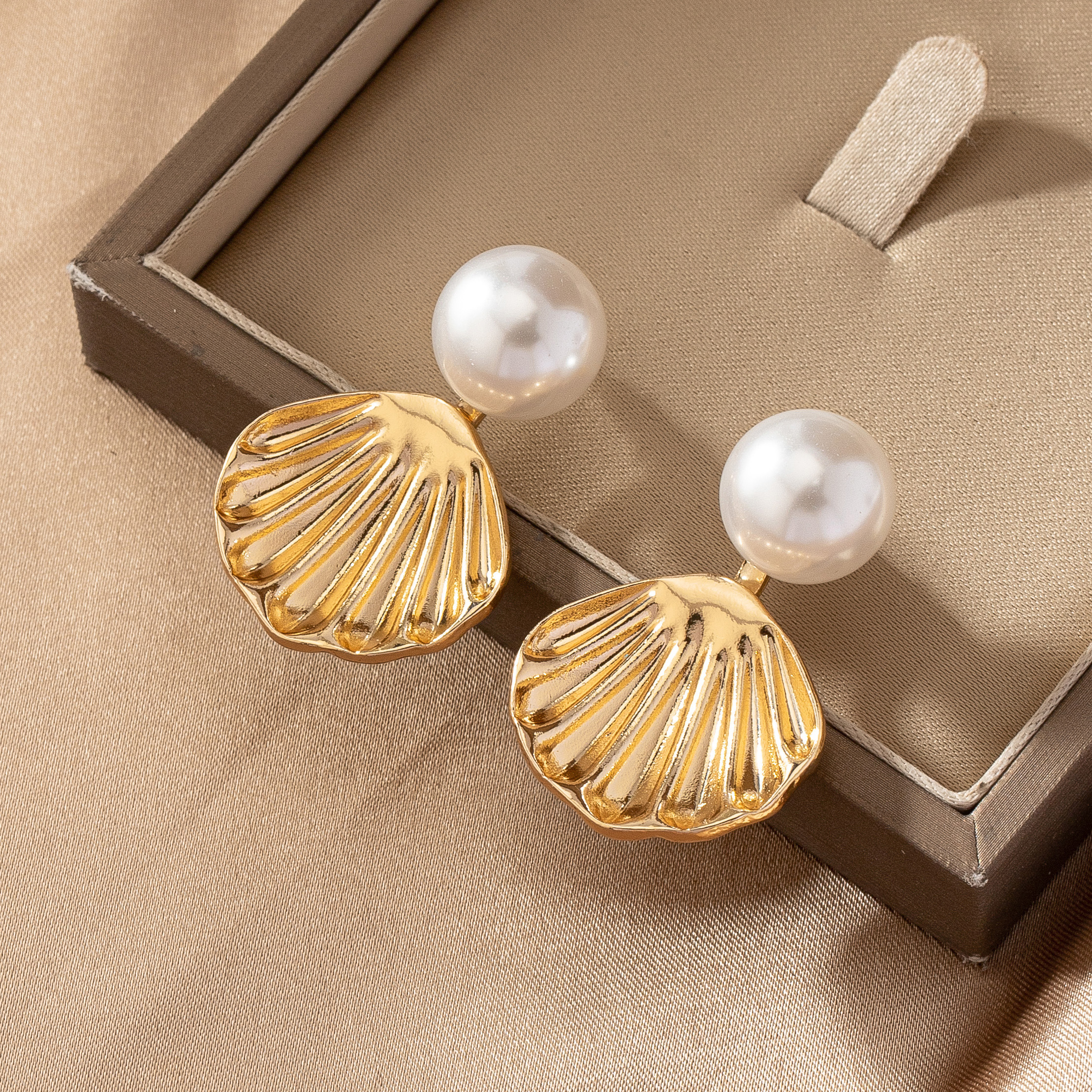 1 Pair Ig Style Retro Commute Shell Plating Inlay Alloy Pearl Drop Earrings display picture 3