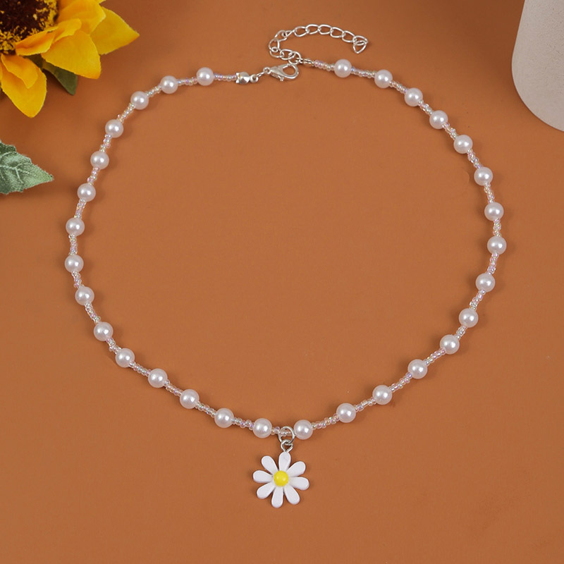 Sweet Daisy Plastic Resin Beaded Women's Pendant Necklace display picture 1