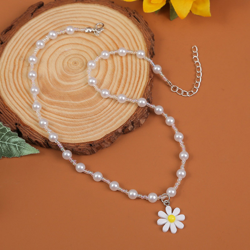 Sweet Daisy Plastic Resin Beaded Women's Pendant Necklace display picture 5
