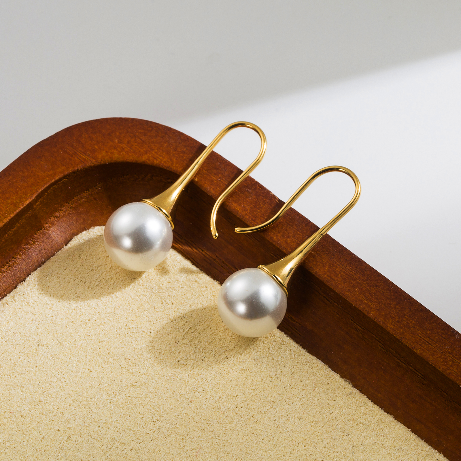 1 Paire Style Vintage Couleur Unie Placage Incruster Acier Inoxydable Perles Artificielles Plaqué Or 14k Des Boucles D'oreilles display picture 4