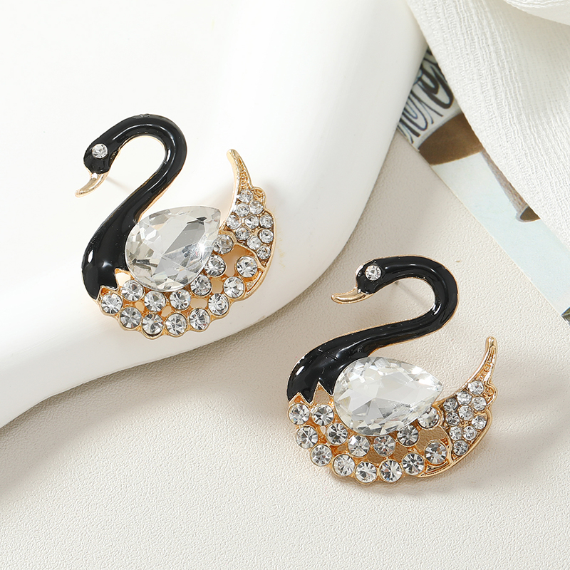 1 Pair Simple Style Shiny Swan Plating Inlay Alloy Rhinestones Gold Plated Ear Studs display picture 6