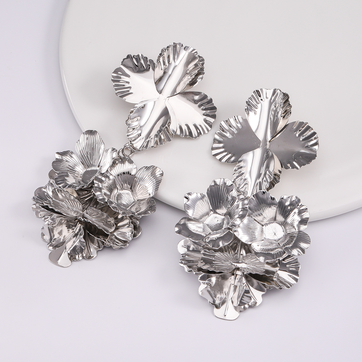 1 Pair Elegant Vintage Style Flower Polishing Plating Alloy Silver Plated Drop Earrings display picture 8