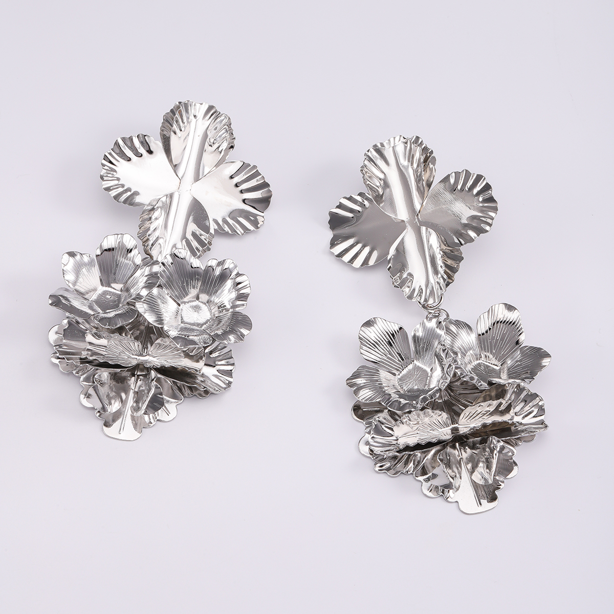 1 Pair Elegant Vintage Style Flower Polishing Plating Alloy Silver Plated Drop Earrings display picture 9