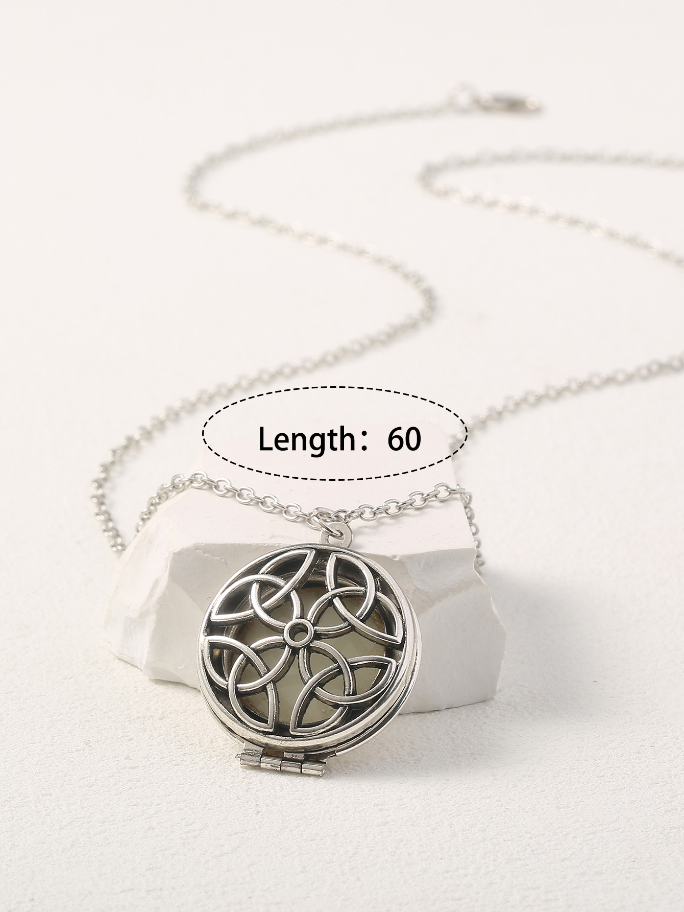 Classical Vintage Style Color Block Stainless Steel Alloy Luminous Unisex Pendant Necklace display picture 8