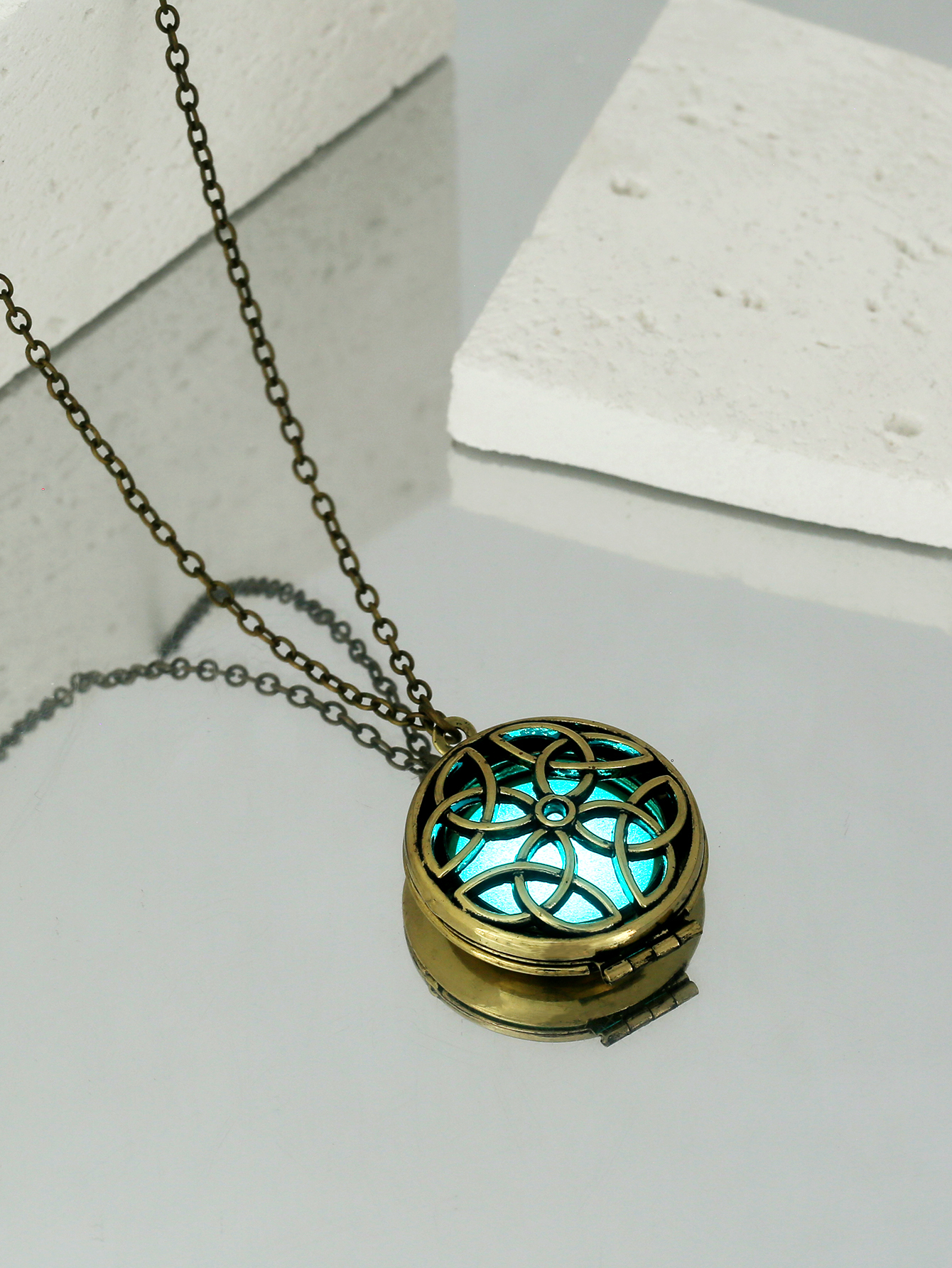 Classical Vintage Style Color Block Stainless Steel Alloy Luminous Unisex Pendant Necklace display picture 9