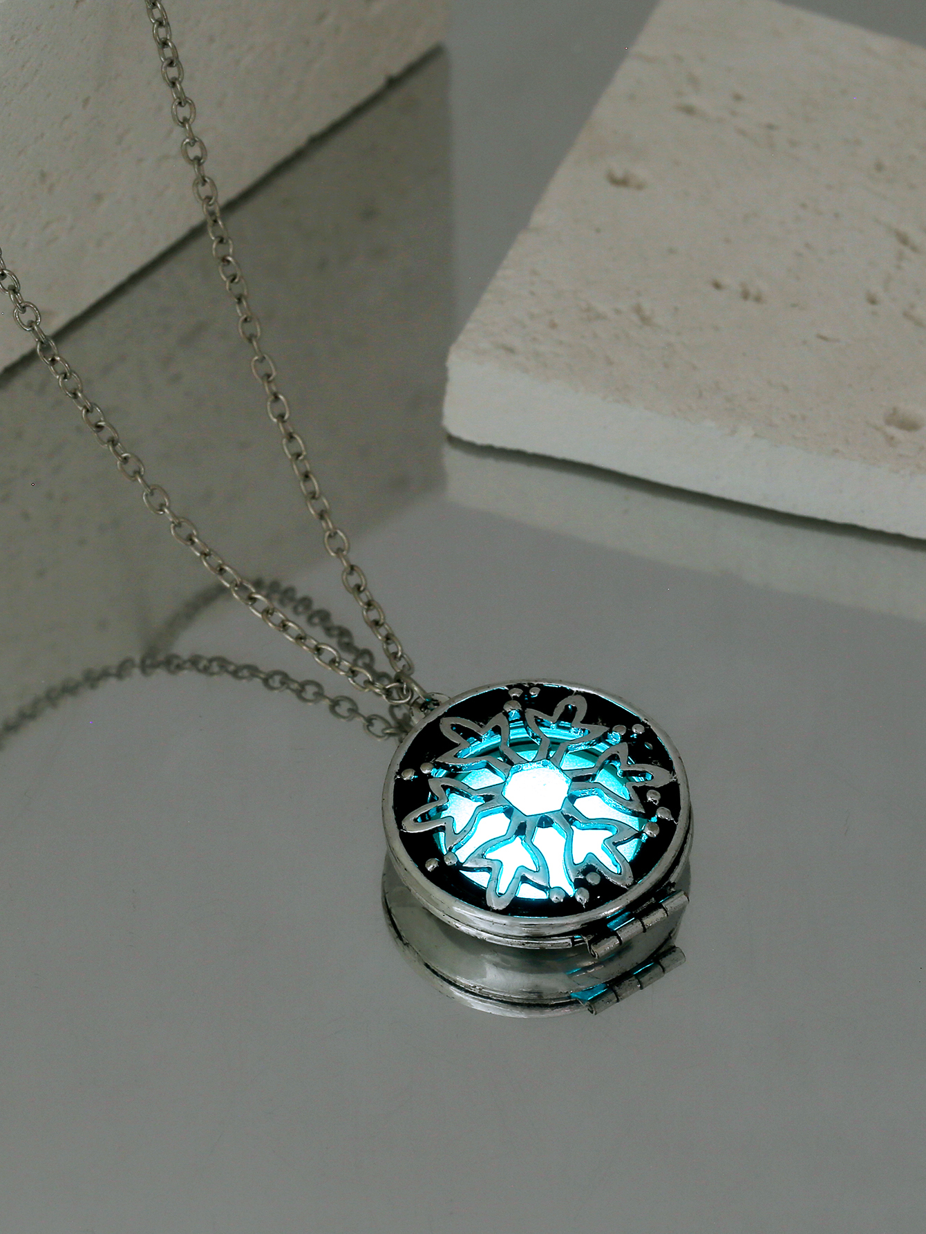 Classical Vintage Style Color Block Stainless Steel Alloy Luminous Unisex Pendant Necklace display picture 12