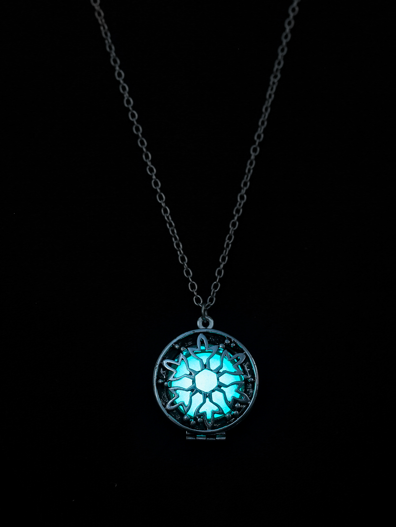 Classical Vintage Style Color Block Stainless Steel Alloy Luminous Unisex Pendant Necklace display picture 14