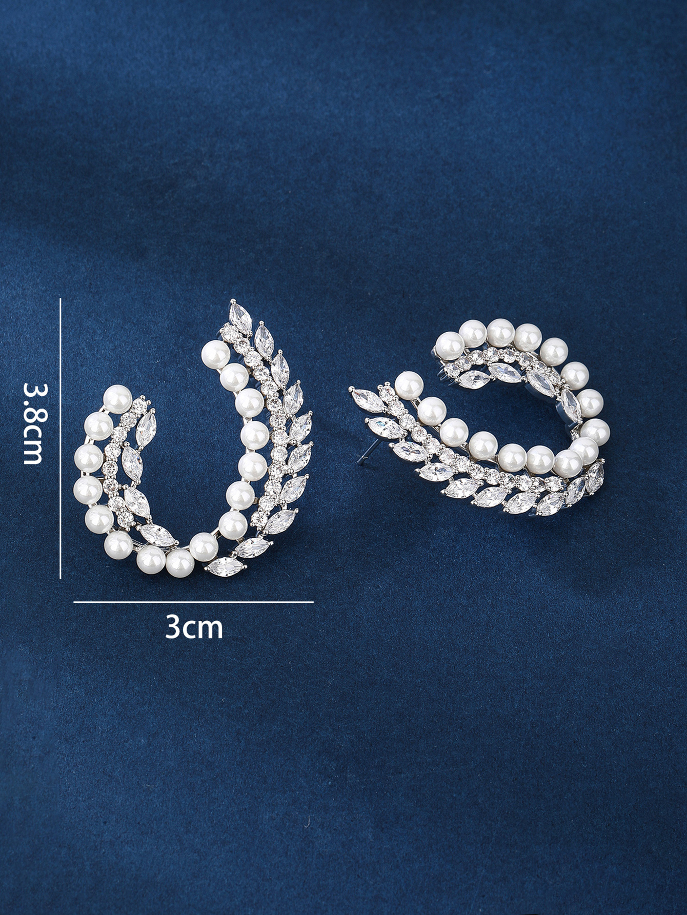 1 Par Elegante Estilo Simple Color Sólido Enchapado Embutido Cobre Perlas Artificiales Circón Blanco Oro Plateado Pendientes display picture 4