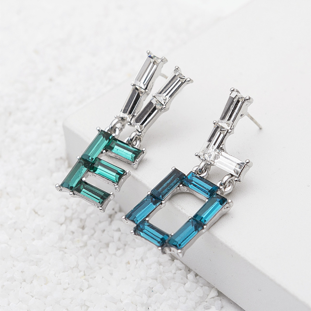 1 Pair Queen Love Artificial Crystal Drop Earrings display picture 4